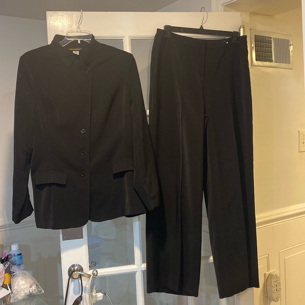 metrostyle Black Women's Pant & Jacket Two-Piece Suit